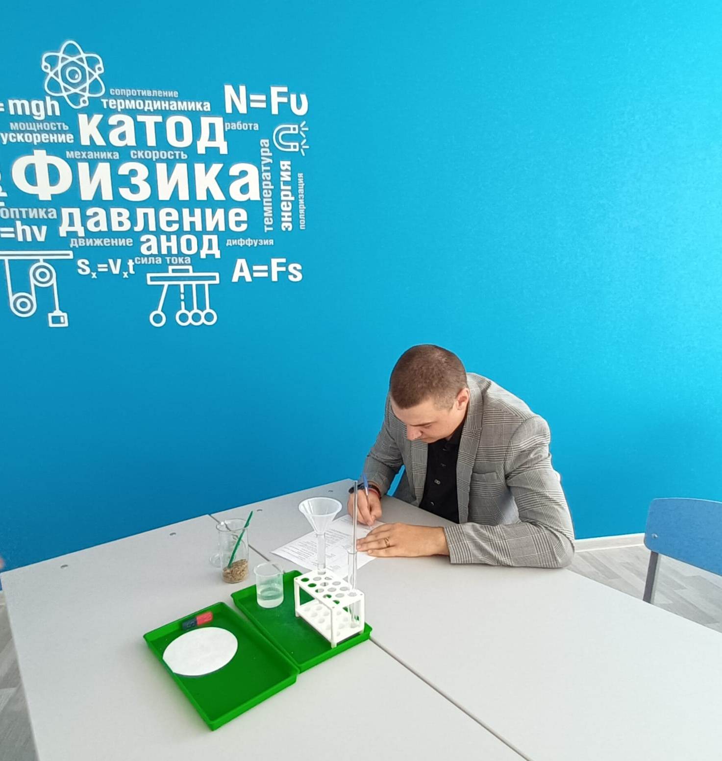 Выполняем практические и лабораторные работы Выполняем практические и лабораторные работы